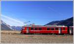 S1 1521 mit Be 4/4 passiert den unbewachten Bahn�bergang bei der Kapelle Sogn Mang bei Bonaduz.