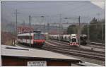 R7857 nach Ziegelbr�cke, di e S1 nach Rh�z�ns und die Holcim Em 837 954-7 treffen bei Zizers aufeinanser.