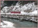 Der kurze Ersatzregioexpress f�hrt entlang des Vorderrheins nach Versam-Safien.