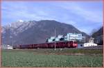 Regionalzug westlich von Chur mit Mittenberg und verschneitem Montalin 2266m/�.M.