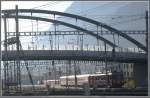 Regionalzug aus Thusis f�hrt unter der Friedaubr�cke hindurch in den Bahnhof Chur ein.(12.03.2007)