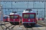 Neue Steuerwagen und etwas betagte, aber rüstige Vorort-Pendelzüge Be 4/5 515 und 512 in Landquart.