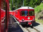 Rhätische Bahn Zug 1712 nach Klosters Platz in Cavadürli, 29.06.2019.