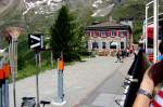 Wrmster Tag in der Schweiz. Der Zug in Richtung Pontresina fhrt einige Panoramawagen mit. Die an der Station Alp Grm vorgehaltenen Besen und Schaufeln fr den Winterdienst werden erst in einigen Monaten wieder bentigt werden. Aufnahme 09.07.2010).