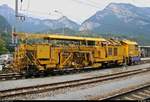 Blick auf eine Gleisunterhaltsmaschine  Palas Matisa  B 40 UM-2 der Sersa Group, die im Bahnhof Reichenau-Tamins (CH) der Rhätischen Bahn (RhB) abgestellt ist.