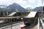 Der neu umgebaute Bahnhof Arosa(1738 m.ü.M.)mit gedeckten Übergang,neuen Perrons,Wagenhalle und erweiterten Gleisanlagen.11.06.15