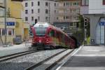 Der neu umgebaute Bahnhof Arosa(1738 m.ü.M.)mit gedeckten Übergang,neuen Perrons,Wagenhalle und erweiterten Gleisanlagen.Im Bild die Einfahrt eines Regios aus Chur.11.06.15