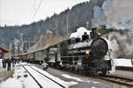 RhB Dampffahrt ins Surselva: RhB G 4/5 107  Albula  beim (Überhol-)Halt mit dem Dampfextrazug 2723 von Landquart - Disentis-Mustér im Bahnhof Trin.