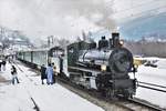 RhB Dampffahrt ins Surselva: RhB G 4/5 107  Albula  beim Halt mit dem Dampfextrazug 2723 von Landquart - Disentis-Mustér im Bahnhof Trun.