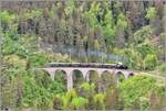 Dampfextrazug 2131 mit G 4/5 107  Albula  auf dem Schmittentobelviadukt bei Filisur.