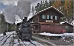 Dampfeextrazug 9822 mit der G 4/5 107  Albula  in Wiesen ein.