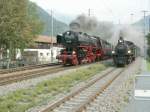 Verein Pacific,01 202 mit dem Nostalgie-Rhein-Express bei der Ausfahrt aus Chur,rechts ein RhB Dampfzug nach Landquart.Chur-Wiesental 12.09.09