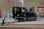 Im Kopfbahnhof Scuol-Tarasp befindet sich die RhB Dampflokomotive G 3/4 11 Heidi auf der Drehscheibe und wird zur grossen Freude der Fotografen dreimal gewendet.Bild vom 2.4.2016