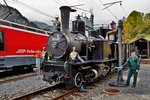 Am 14.10.2016 ist die RhB Schmalspurdampflokomotive Ge 3/4 11  Heidi  im Bahnhof Filisur am Wasser fassen.