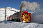 Die RhB Dampfschneeschleuder Xrot 8213 wird am 24.02.2019 von der Gem 802 in den Bahnhof Ospizio Bernina geschoben.