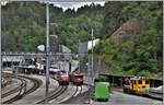 IR1144 mit schiebender Ge 4/4 III 644  Savognin , 5151 mit Ge 6/6 II 704  Davos  und Tm 2/2 81 in Reichenau-Tamins.