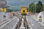 Tm 2/2 84 in Landquart.Aufnahme vom mit Barrieren gesicherten Bahnübergang zu den Parkplätzen.