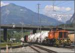 Die schmalspurige Gm 4/4 241 hat von der normalspurigen Holcimlok einige Zementsilos bernommen und bringt sie vor der Kulisse des Vilan in den Bahnhof Untervaz-Trimmis.