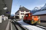 Tm 2/2 111 im neu umgebauten Bahnhof Scuol-Tarasp.