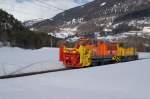 X rot 9217 und Gfm 4/4 243 am 25.2.12 auf dem Weg Richtung Albula, um die Strecke wieder frei zu machen.