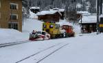 RhB Tm 2/2 95 und die kleine Schneeschleuder Xrotm 9216 bei der Durchfahrt in Langwies, auf dem Weg talwrts von Arosa nach Chur.