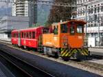 RhB - Rangierlok Tm 2/2 115 mit Personenwagen WS 3911 im Bahnhofsareal in Landquart am 07.05.2015