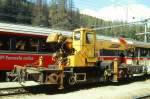 RhB - Xk 9008 am 10.05.1994 in Pontresina - Kranwagen - 2-achsig mit 1 offenen Plattformen - Baujahr 1974 - Stadler - Gewicht 20,63t - Zuladung 0,60t - LP 9,40m - zulssige Geschwindigkeit 70 km/h -