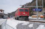 Ge 4/4 I 605 steht am 3.3.11 im Bahnhof Bergn.