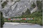 GlacierExpress 904 mit Ge 4/4 II 614  Schiers  auf dem Weg nach Chur zwischen Valendas-Sagogn und Versam-Safien.