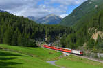 Ge 4/4 II 624 mit einem Engadin Star am 20.08.2017 bei Crastatscha Suot.