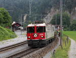 Ge 4/4 II 624  Celerina/Schlarigna   durchfährt mit einem Güterzug nach Ilanz den Bahnhof Trin.