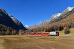 Ge 4/4 II 611 mit einem Regio am 30.10.2017 bei Bever.