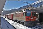 R1937 mit Steuerwagen 1757 und Ge 4/4 II 622  Arosa  nach Pontresina  in Samedan. (15.11.2017)