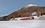 Die Ge 4/4 II 618 fährt mit einem R nach Scuol in La Punt vorüber.Bild vom 10.11.2017