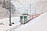 Kaum zu erkennen taucht die Ge 4/4 II 621 aus dichtestem Schneetreiben mit einem Re nach Disentis kurz vor der Station Versam/Safien auf.Bild 14.12.2017