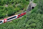 Ge 4/4 II 621 Felsberg durchfährt mit dem Glacier-Express die Vorderrheinschlucht zwischen Versam-Safien und Trin in Richtung Chur und erreicht den Ransuntunnel.