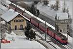 RE1240 mit Ge 4/4 II 632  Zizers  nach Disentis beim Halt in Ardez. (05.02.2018)