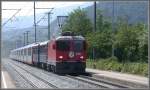 Talaufwrts sind die Lichtverhltnisse am Nachmittag eher schlecht, trotzdem ein Bild vom Glacier Express der Richtung Chur an der Haltestelle Ems Werk vorbeirauscht. Hinter der Ge 4/4 II 628  s-Chanf  befinden sich zwei Speisewagen. (24.05.2007)