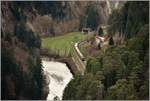 Re1744 mit der Ge 4/4 II 621  Felsberg  verlässt die Station Trin Richtung Chur.