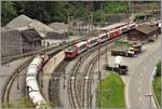 Glacier Express 905 mit der Ge 4/4 I 603  Badus  begegnet im Bahnhof Reichenau-Tamins dem IR1137 nach St.Moritz. (02.05.2018)