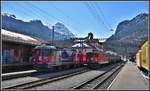 R1932 mit Ge 4/4 II 627  Reichenau-Tamins  und Güterzug mit der Ge 6/6 II 705  Pontresina/Puntraschigna , beide nach Samedan, in Pontresina.