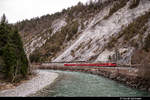 Eine Ge 4/4 II der RhB zieht einen Regionalzug in Richtung Scuol-Tarasp.