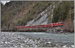 RE1732 nach Scuol/Tarasp mit Ge 4/4 II 612  Thusis  und nachfolgendem Steuerwagen  am Vorderrhein bei Trin.