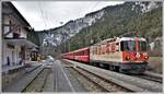 RE1736 mit Ge 4/4 II 622  Arosa  auf dem Weg nach Scuol/Tarasp in Versam-Safien.