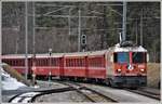 RE1736 mit Ge 4/4 II 622  Arosa  auf dem Weg nach Scuol/Tarasp in Versam-Safien.