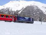 Die Ge 4/4 II 627 fahrt mit ein Regio-Zug von Pontresina nach Scuol-Tarasp.