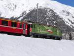 Die Ge 4/4 II 630 fahrt mit ein Regio-Zug von Pontresina nach Scuol-Tarasp.