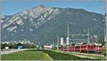 RE1252 nach Disentis mit der Ge 4/4 II 625  Küblis  zwischen Chur West und Felsberg mit dem Montalin 2265m im Hintergrund.