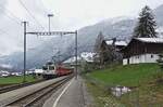 Wenige Minuten nach der Abfahrt aus Disentis erreicht die Ge 4/4 II 633 am 02.04.2022 den Bahnhof Sumvitg-Cumpadials