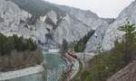 Immer wieder beeindruckend ist der Blick vom Wanderweg zwischen den RhB-Stationen Versam-Safien und Valendas-Sagogn in die Ruinaulta.